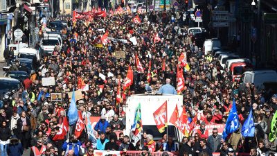 Frankreich: Neue landesweite Streikwelle gegen Macron – Linksradikale Ausschreitungen in Paris + Videos