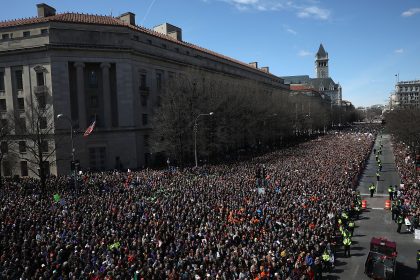 USA: Landesweit mehr als 800 Demonstrationen für ein schärferes Waffenrecht