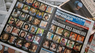 Menschen im sibirischen Kemerowo beerdigen Opfer der Brandkatastrophe