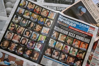 Menschen im sibirischen Kemerowo beerdigen Opfer der Brandkatastrophe