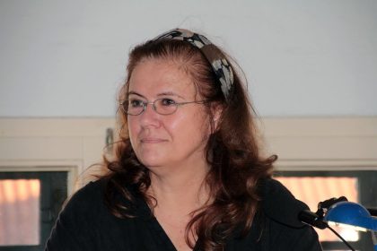 Links-Aktivistin Jutta Ditfurth sucht Zeugen nach Metallstock-Attacke – Reaktionen auf Facebook gemischt