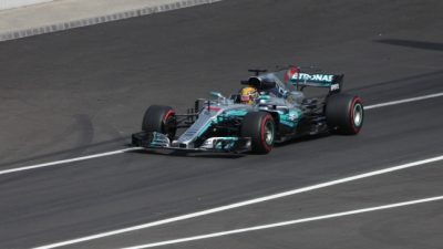 Hamilton holt Auftakt-Pole in Australien