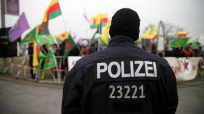 Vermummte in Berlin: Mutmaßlicher Kurden-Mob zog randalierend durch die Straßen