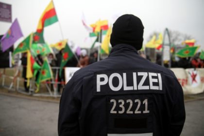 Vermummte in Berlin: Mutmaßlicher Kurden-Mob zog randalierend durch die Straßen