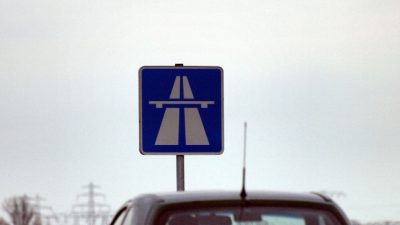 Lübeck: Schüsse aus Hochzeitskorse und quergestelltes Fahrzeug auf Autobahn – Polizei stellt Waffen sicher