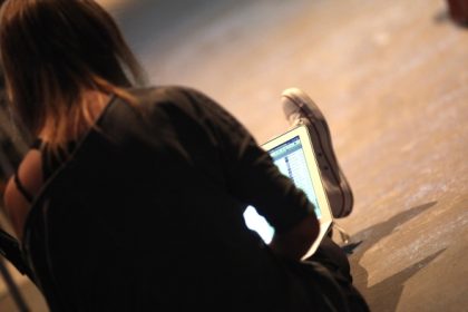 Digitalverbände: Bär soll sich für NetzDG-Aufhebung einsetzen