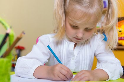 Kinder kommen in die Schule und können Bleistifte nicht mehr halten – zuviel Handys und iPads, warnen Mediziner