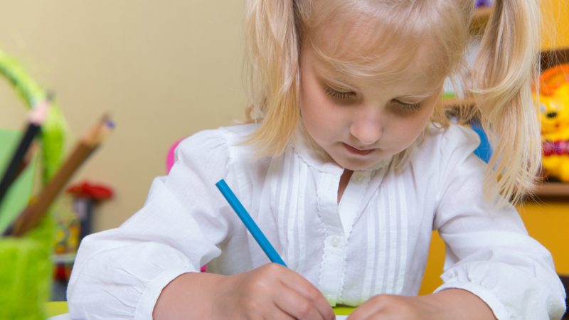 Kinder kommen in die Schule und können Bleistifte nicht mehr halten – zuviel Handys und iPads, warnen Mediziner