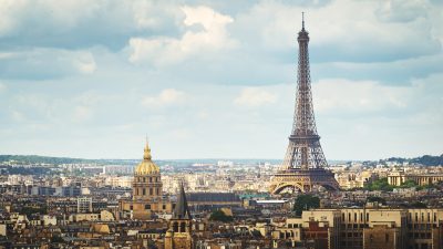 Pariser Eiffelturm bleibt während Trauerminute dunkel