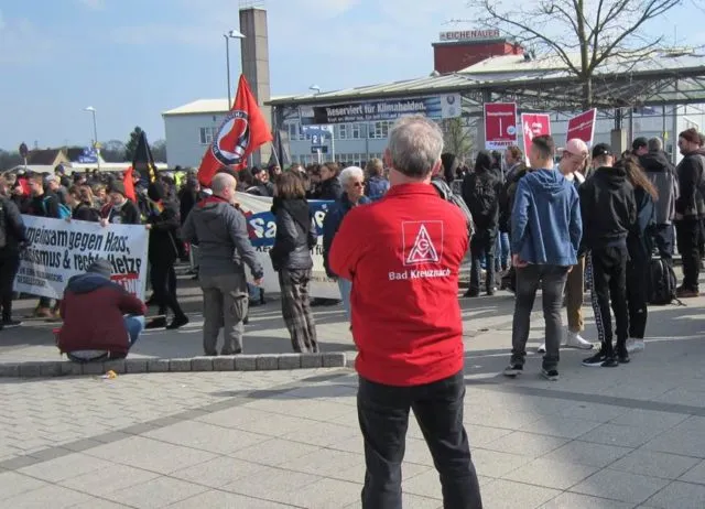 Bahnhof, Ordner (DGB Bad Kreuznach, 122 km entfernt von Kandel) - Kandel Demo 24. März 2018. Foto: Dirk Klostermann