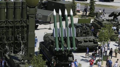 Russland bringt Boden-Luft-Raketen in der Region Leningrad in Position