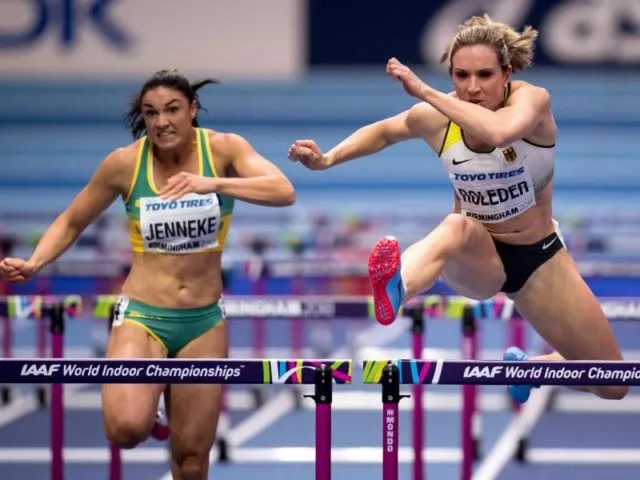 Cindy Roleder (r) schafft über 60 Meter Hürden den Einzug ins Halbfinale. Foto: Sven Hoppe/dpa