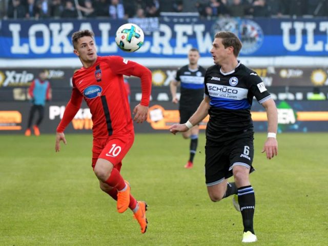 Heidenheims Nikola Dovedan (l) und der Bielefelder Tom Schütz haben den Ball im Visier. Foto: Stefan Puchner/dpa