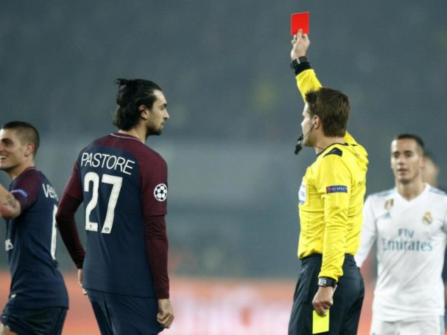 Schiedsrichter Felix Brych (r) schickt PSG-Profi Marco Verratti mit Gelb-Rot vom Platz. Foto: Francois Mori/dpa