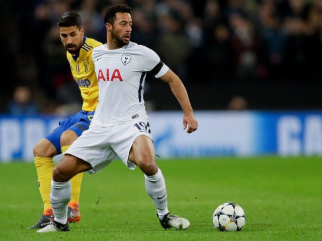 Tottenhams Moussa Dembele (r) schirmt den Ball vor Juves Sami Khedira ab. Foto: Kirsty Wigglesworth/dpa