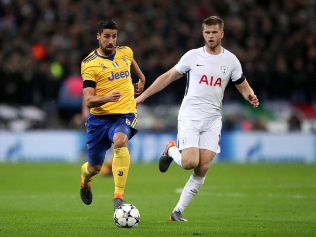 Das Glück ist mit den Tüchtigen: Juve Spieler Sami Khedira (l) behauptet den Ballbesitz gegen Eric Dier von Tottenham Hotspur. Foto: Nick Potts/dpa