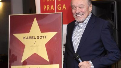 Schlagerstar Karel Gott bekommt Stern auf dem „Walk of Fame“ in Prag