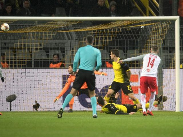 Mit seinem zweiten Treffer brint Berisha (r) die Österreicher mit 2:0 in Führung. Foto: Bernd Thissen/dpa
