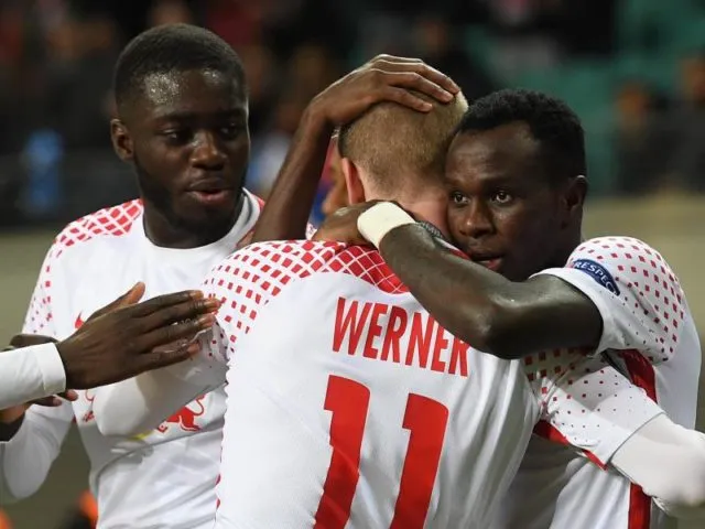 Leipzigs Bruma (r) wird nach seinem Treffer zum 1:0 von Timo Werner und Dayot Upamecano (l) gefeiert. Foto: Hendrik Schmidt/dpa