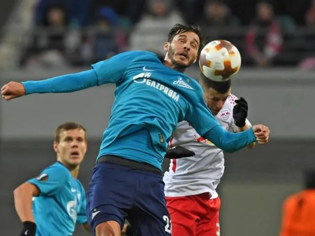 Kopfballduell zwischen RB-Akteur Diego Demme (r) und St. Petersburgs Aleksandr Erokhin. Foto: Hendrik Schmidt/dpa