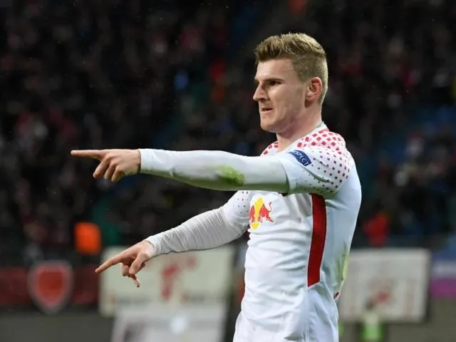 Leipzigs Timo Werner zeigt nach seinem Tor zum 2:0, wo es lang geht. Foto: Hendrik Schmidt/dpa