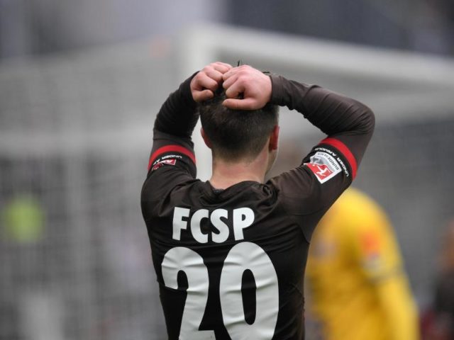 Richard Neudecker vom FC St. Pauli hadert mit sich nach einer vergebenen Chance. Foto: Daniel Reinhardt/dpa