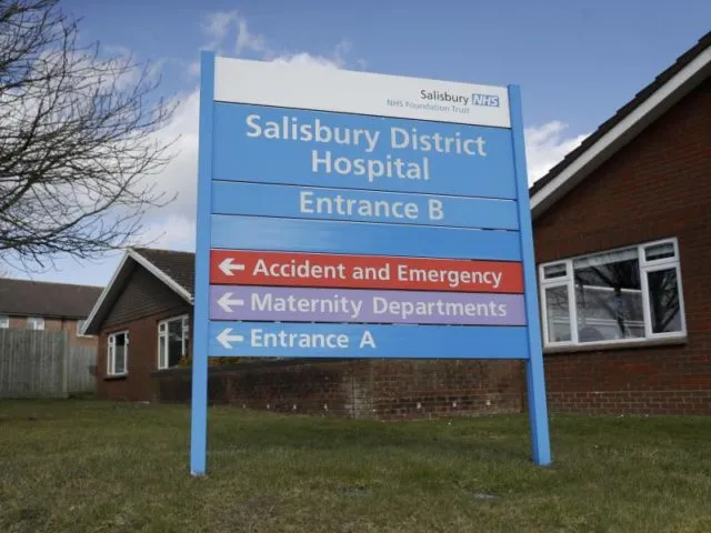 Das Eingangsschild vor dem Salisbury Memorial Hospital, in dem der ehemalige russische Doppelagent Skripal und seine Tochter behandelt werden. Foto: Matt Dunham/AP/dpa