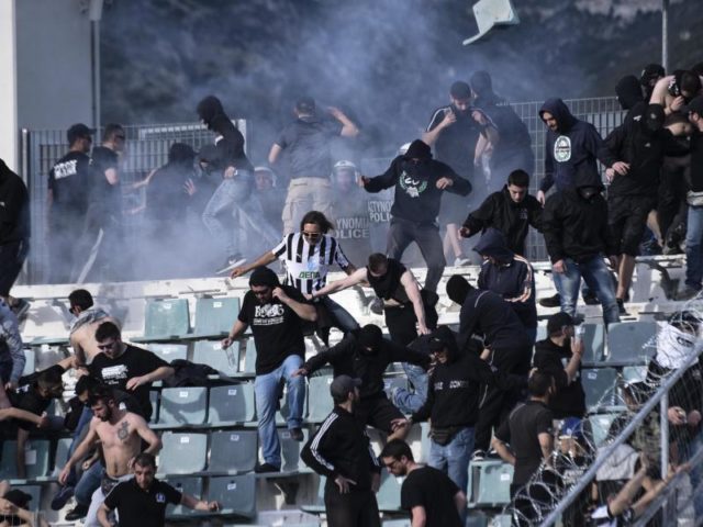 Bei Spielen zwischen Paok Saloniki und AEK Athen krachte es in der Vergangenheit bereits öfter. Foto: Giannis Papanikos/AP/Archiv/dpa