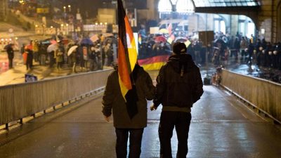 Hamburg: Polizei fahndet nach mutmaßlich linkem „Kopftreter“ – „Merkel muss weg“-Teilnehmer bewusstlos getreten und schwer verletzt