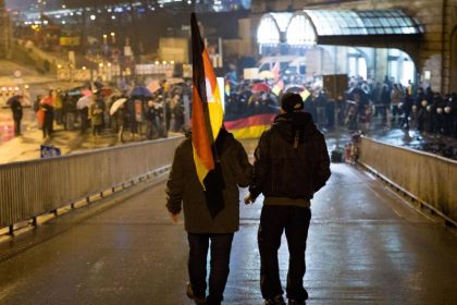 Hamburg: Polizei fahndet nach mutmaßlich linkem “Kopftreter” – “Merkel muss weg”-Teilnehmer bewusstlos getreten und schwer verletzt