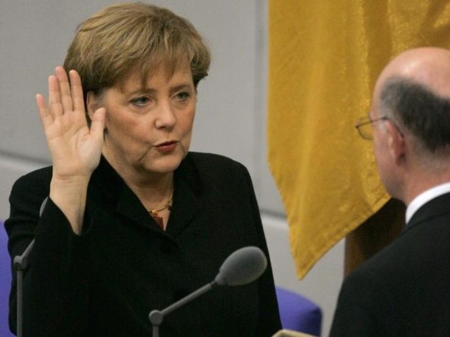 Angela Merkel legt 2005 den Amtseid vor Bundestagspräsident Norbert Lammert ab. Foto: Peer Grimm/dpa