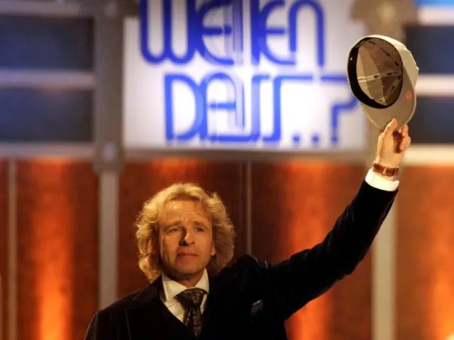 Showmaster Thomas Gottschalk 2005 bei "Wetten, dass..?". Foto: Roland Weihrauch/dpa