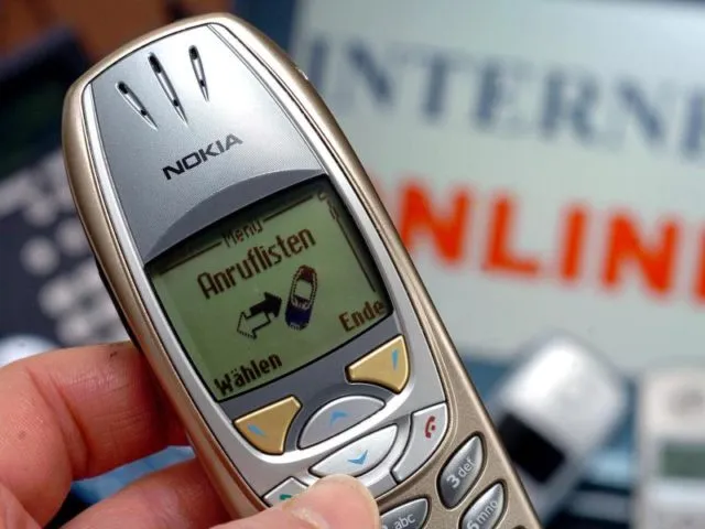 So sahen früher Handy aus. Foto: Jens Büttner/dpa