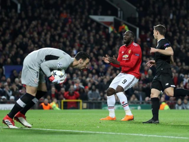Romelu Lukaku (M) von Manchester United ärgert sich über eine verpasste Chance. Sevillas Torwart hält den Ball. Foto: Martin Rickett/PA Wire/dpa