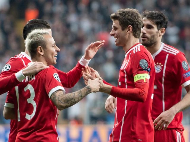 Freude über das Eigentor der Gegner bei den Bayern. Foto: Sven Hoppe/dpa