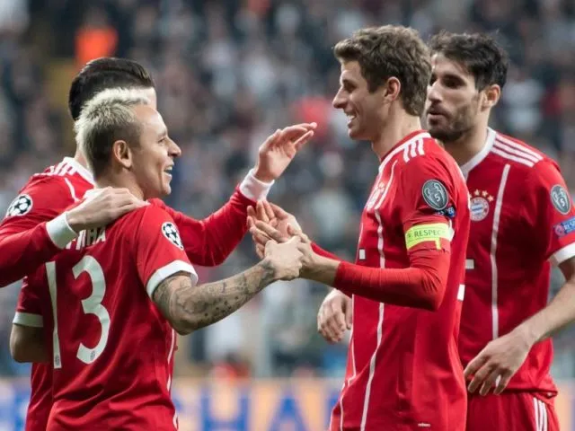 Freude über das Eigentor der Gegner bei den Bayern. Foto:&nbsp;Sven Hoppe/dpa