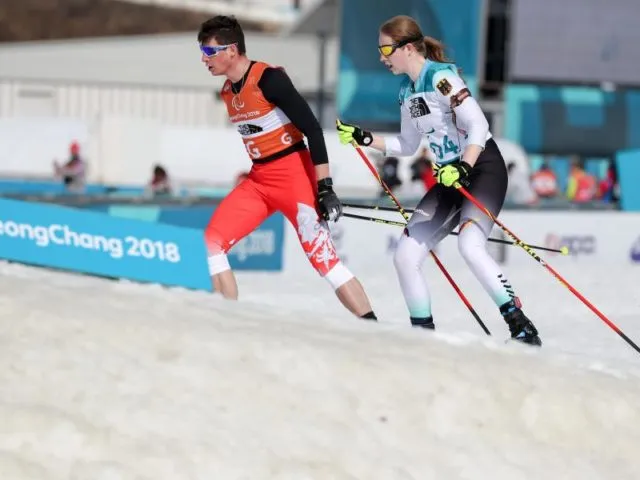 Clara Klug und ihr Begleiter Martin Härtl auf der Strecke. Foto: Jan Woitas/dpa