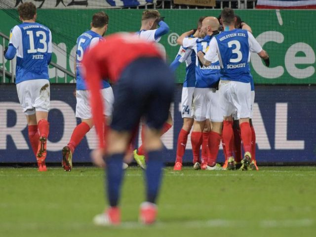 Die Spieler von Holstein Kiel feiern den Treffer zum 2:0 gegen den FC Heidenheim. Foto: Axel Heimken/dpa