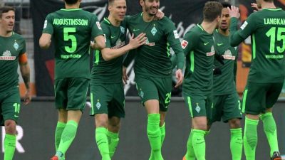 Werder Bremen nach 3:1 in Augsburg kurz vor Rettung