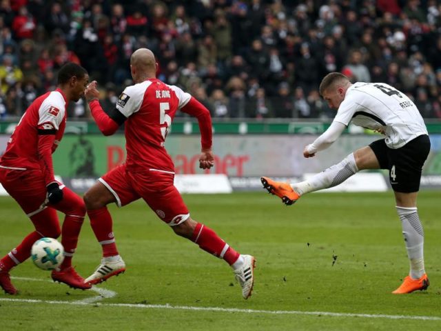 Der Frankfurter Ante Rebic (r) erzielte bereits kurz vor der Pause das 3:0 gegen Mainz. Foto: Hasan Bratic/dpa