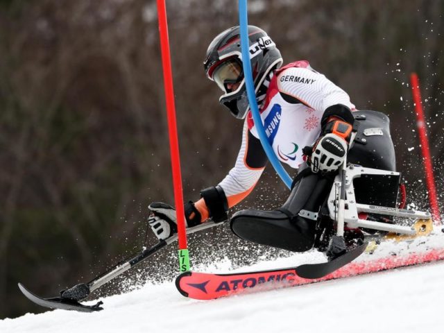 Anna-Lena Forster beim Slalom. Foto: Jan Woitas/dpa
