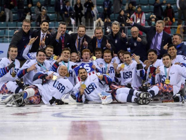 Das Team aus den USA gewann das Finale im Para-Eiskockey. Foto: Joel Marklund/OIS/IOC/AP/dpa