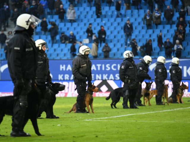 Polizisten mit Hunden stehen im Volksparkstadion nach dem Spiel bereit um einen Platzsturm zu verhindern. Foto: Daniel Reinhardt/dpa