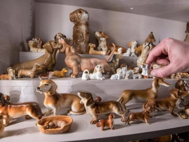 Dackel aus Porzellan. Foto: Armin Weigel/dpa