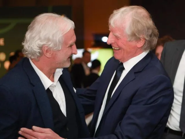 Rudi Völler (l) gratuliert in Neu-Isenburg Erich Rutemöller zu dessen Auszeichnung für sein «Lebenswerk». Foto: Arne Dedert/dpa