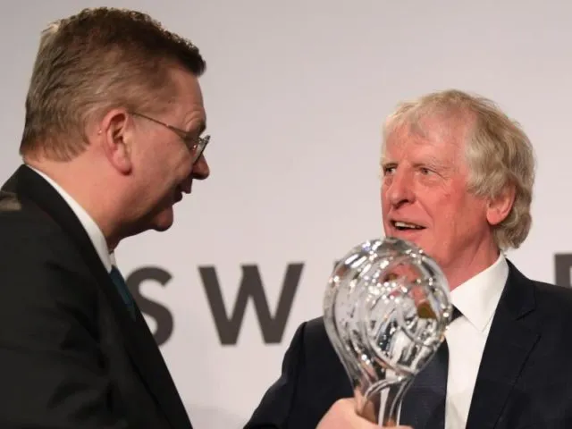 Erich Rutemöller (r) wird von DFB-Präsident Reinhard Grindel für sein Lebenswerk ausgezeichnet. Foto: Arne Dedert/dpa