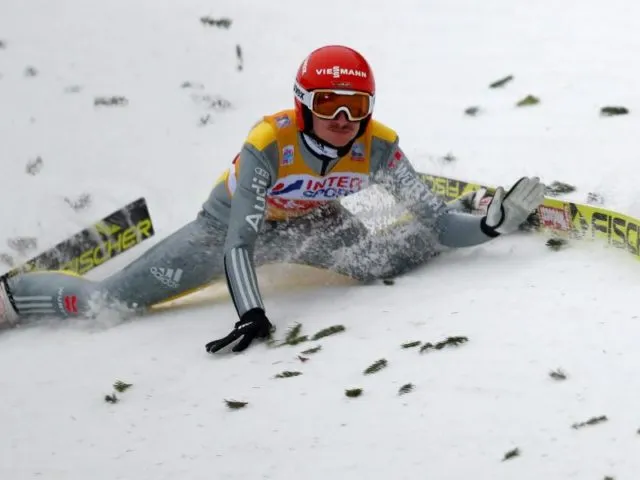 Sein Sturz in Innsbruck brachte Skispringer Richard Freitag nicht nur am Bergisel aus der Spur. Foto: Daniel Karmann/dpa