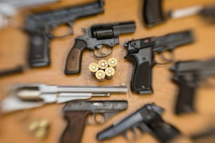 “Migrantenschreck”-Betreiber festgenommen: Waffen zur Flüchtlings-Abwehr nach Deutschland verkauft