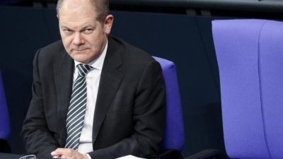 Kritik am Finanzminister Scholz (SPD): Lieber bei Banken als im Bundestag