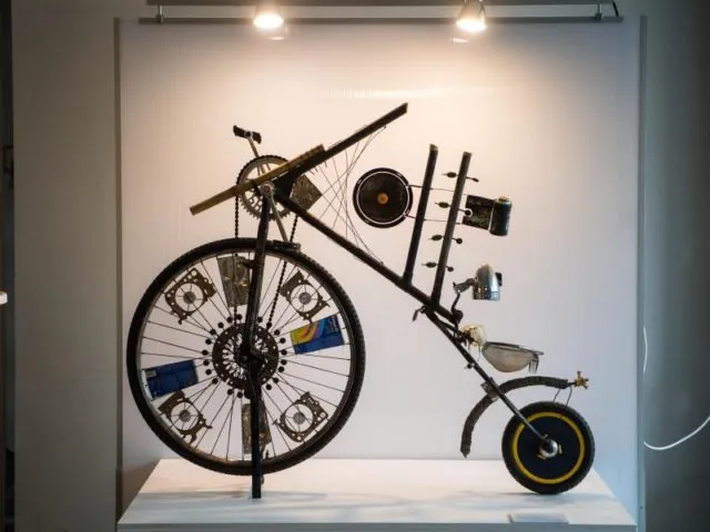 Das Kunstwerk «Alternativ/Solution 2015» des kenianischen Künstlers Cyrus Nganga Kabiru. Foto: Andreas Arnold/dpa